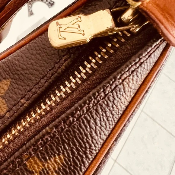 Authentic Louis Vuitton Monogram Bolougne 30 - Picture 15 of 16